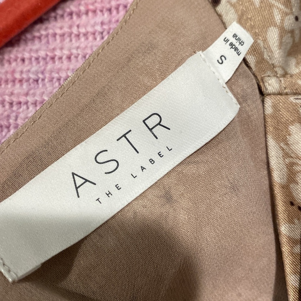 NWT Astr The Label Lainie Long Sleeve Dress. Tie Back. Silky. Size Small. Taupe. - Picture 9 of 11